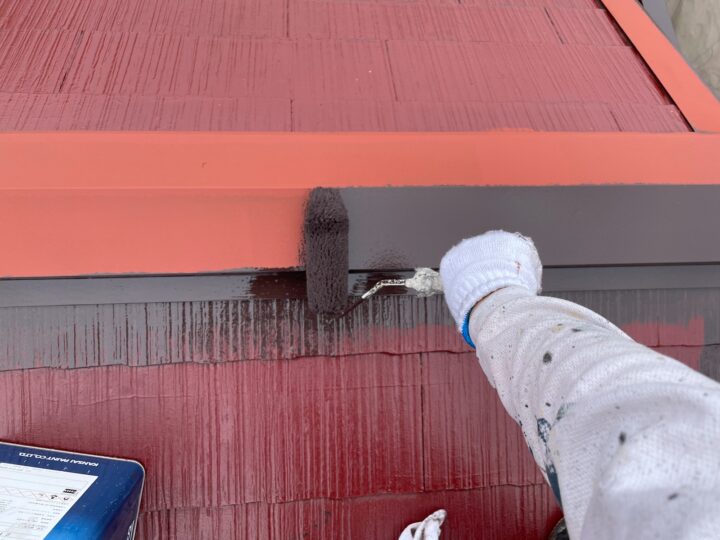 屋根　中塗り作業