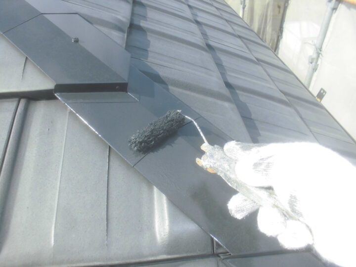 屋根　棟板金上塗り作業