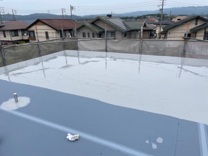 屋上防水　ウレタン一層目塗布作業