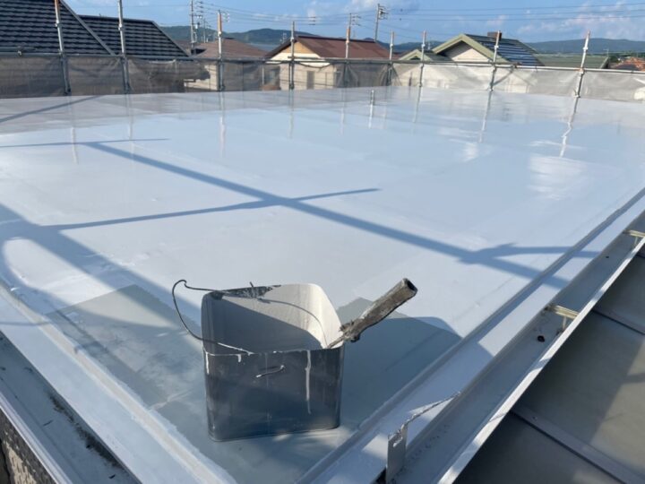 屋上防水　トップコート塗布作業