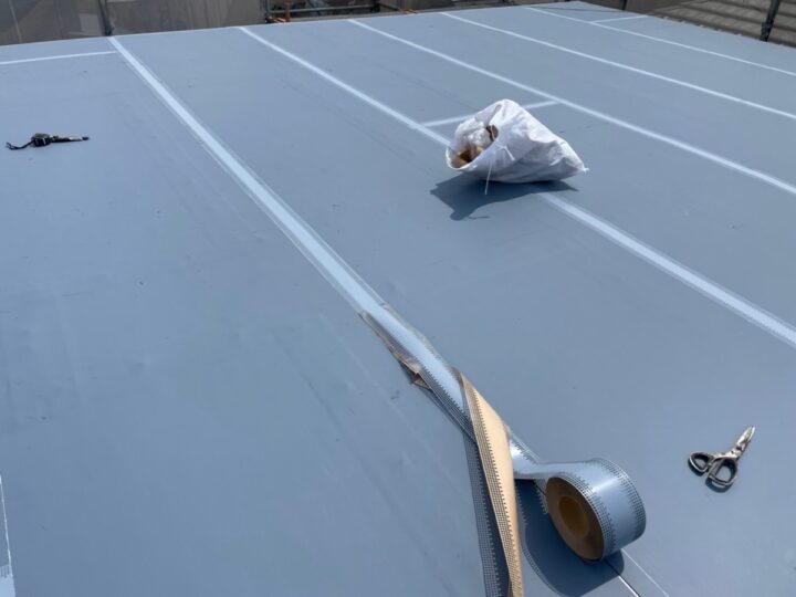 屋上防水　通気マット敷設作業