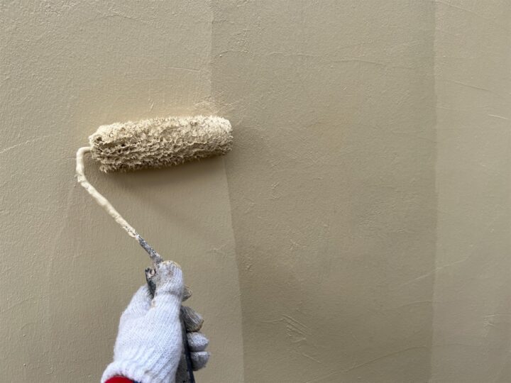 塀　塗装作業