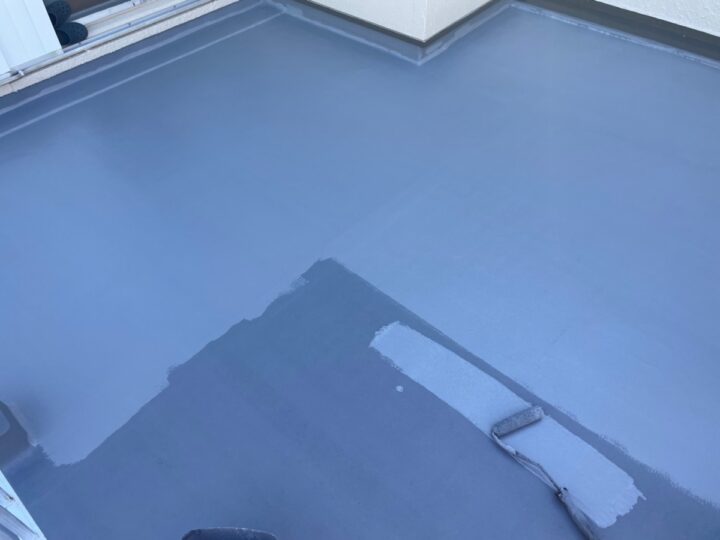 屋上防水　トップコート塗布作業