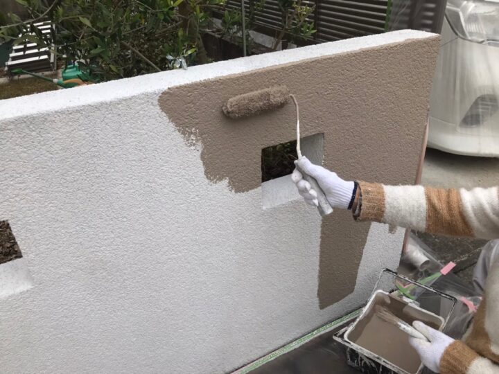 塀　塗布作業