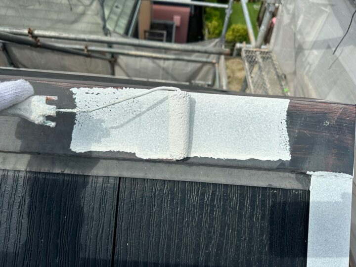 屋根　棟板金サビ止め塗布作業