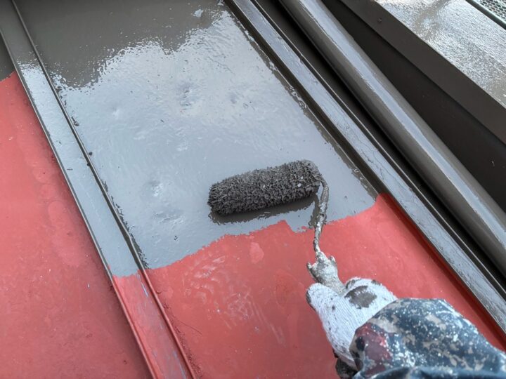 屋根 中塗り作業