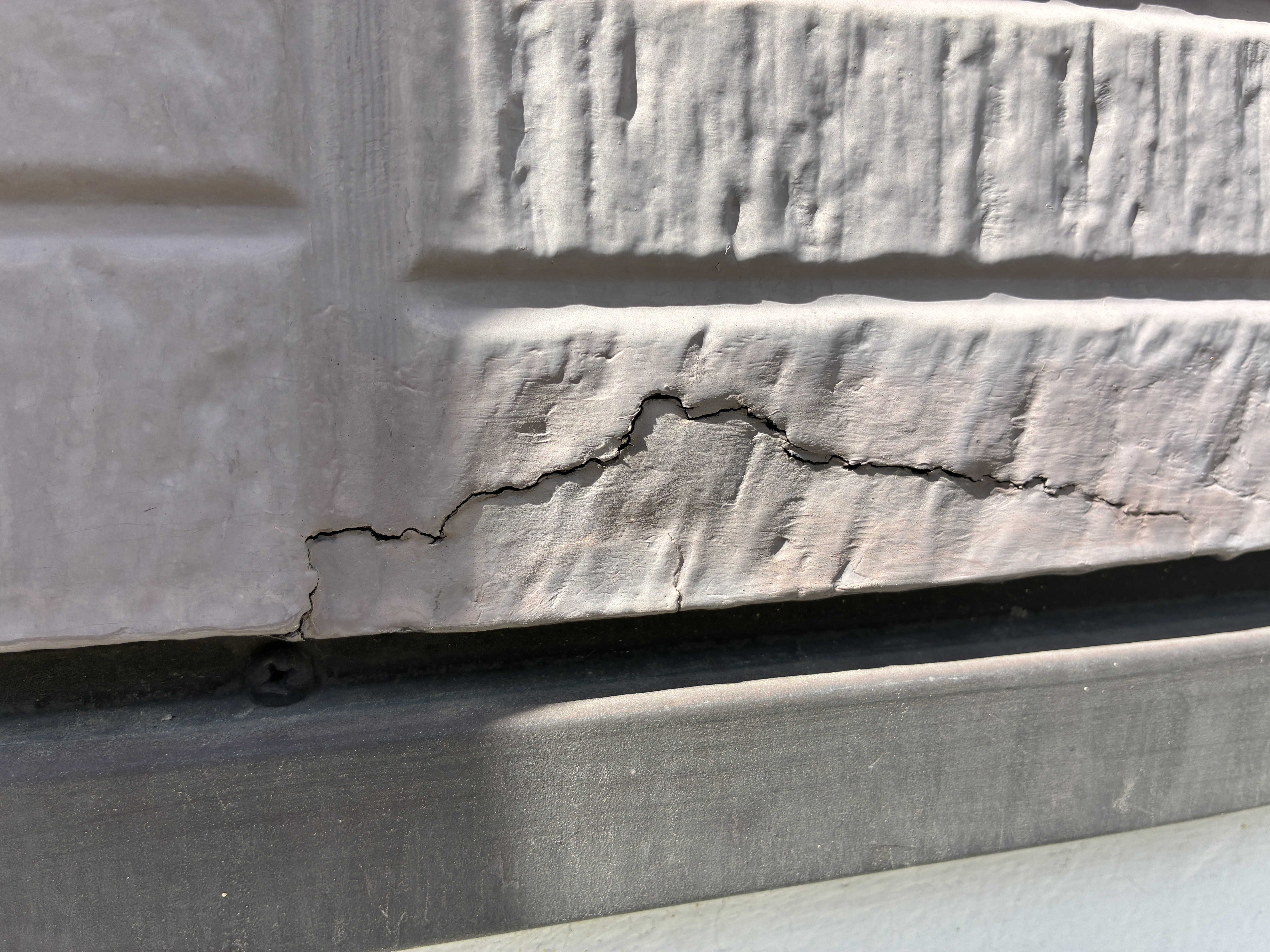 色あせを放置しクラック(ひび割れ)が発生