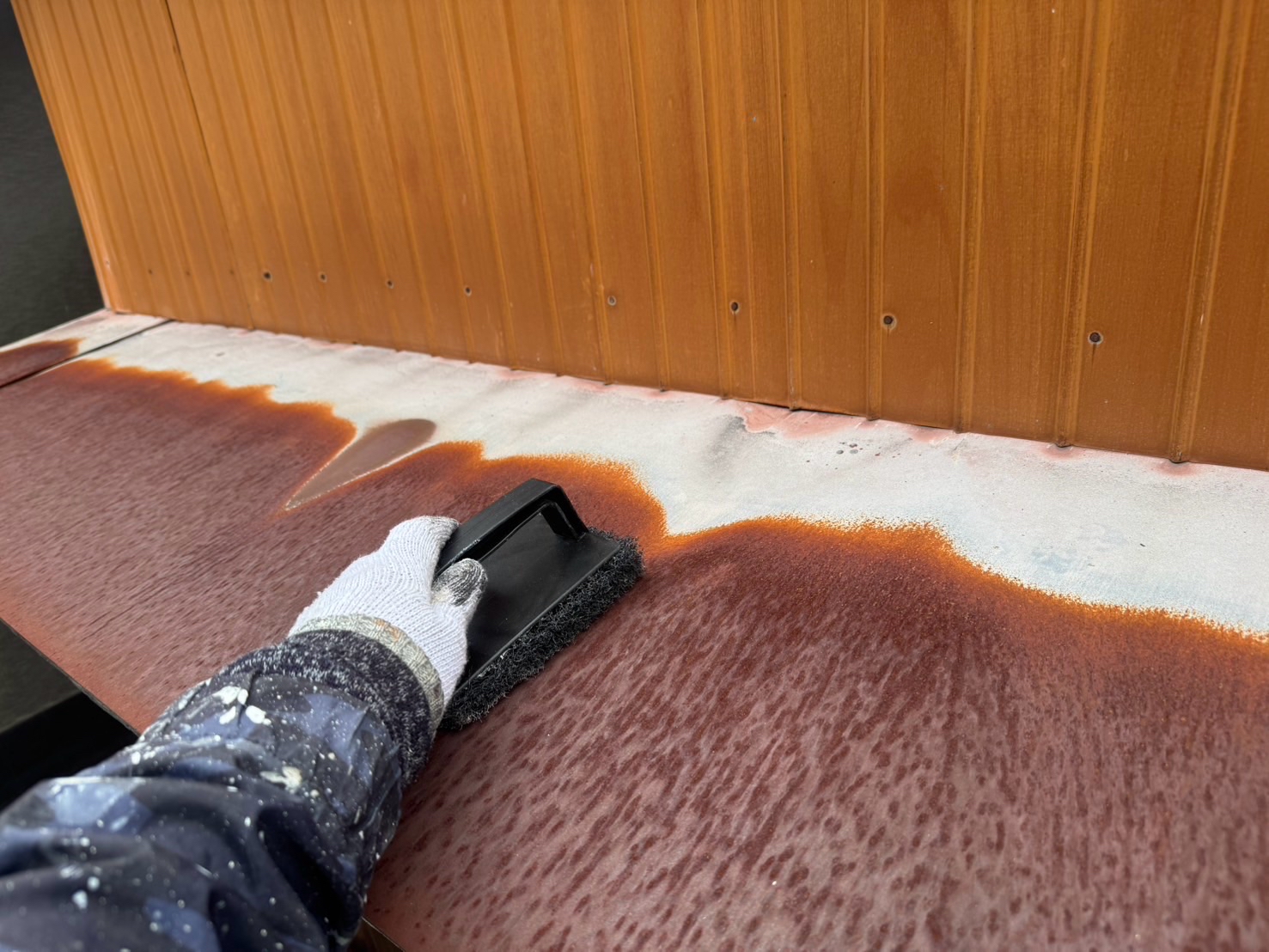 熟練の職人によるケレン作業