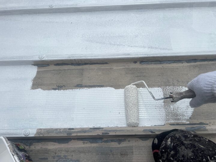 板金屋根 板金部サビ止め塗布作業