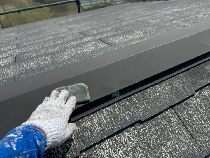 屋根 棟板金下地調整作業