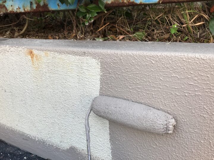 塀塗装の中塗り