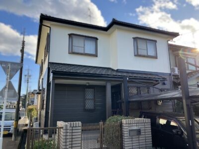 1階と2階で分けたツートーン外壁