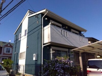 窓の周りや建物の角をで垂直方向に塗り分けたツートーン外壁