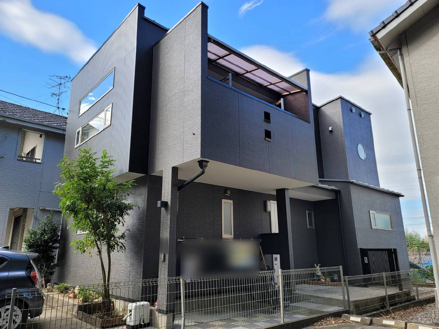 ダークグレーの外壁に塗装されたモダンな戸建て住宅